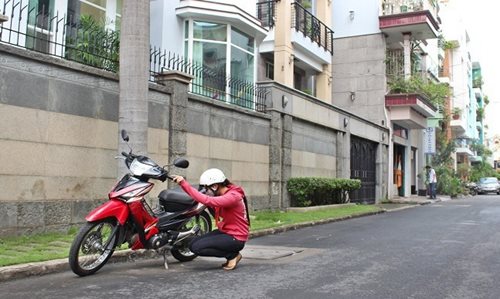 Phu-Nu-Chay-Xe-May-ung-Qua-Vo-Tu.jpg Phu-Nu-Chay-Xe-May-ung-Qua-Vo-Tu.jpg