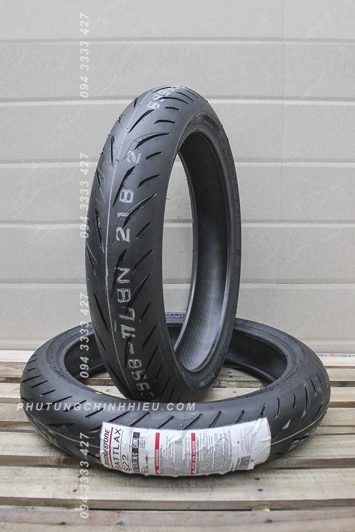 Lop-xe-moto-Bridgestone-120-70ZR17MC-S22-58W-BATTLAX-HYPERSPORT-FRONT.jpg