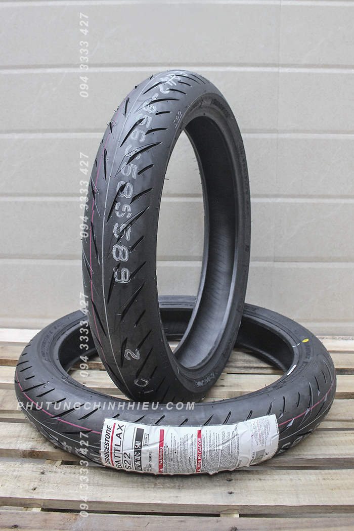 Lop-xe-moto-Bridgestone-110-70R17MC-S22-054H-BATTLAX-SPORT-FRONT.jpg