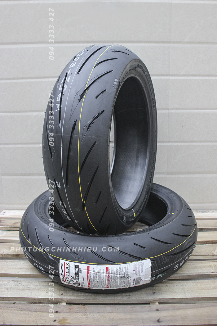 Lop-xe-moto-Bridgestone-190-55ZR17MC-S22-75W-BATTLAX-HYPERSPORT-REAR.jpg